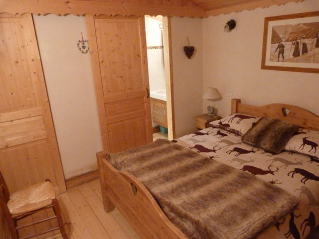 chambre 2 avec salle d'eau (douche et lavabo) (lit de 140)
